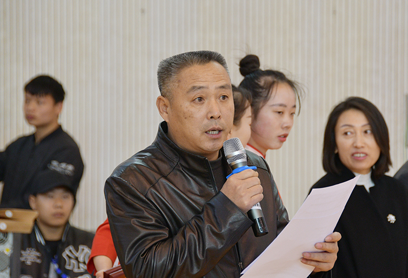 我校体育学院副院长宗有智主持闭幕式