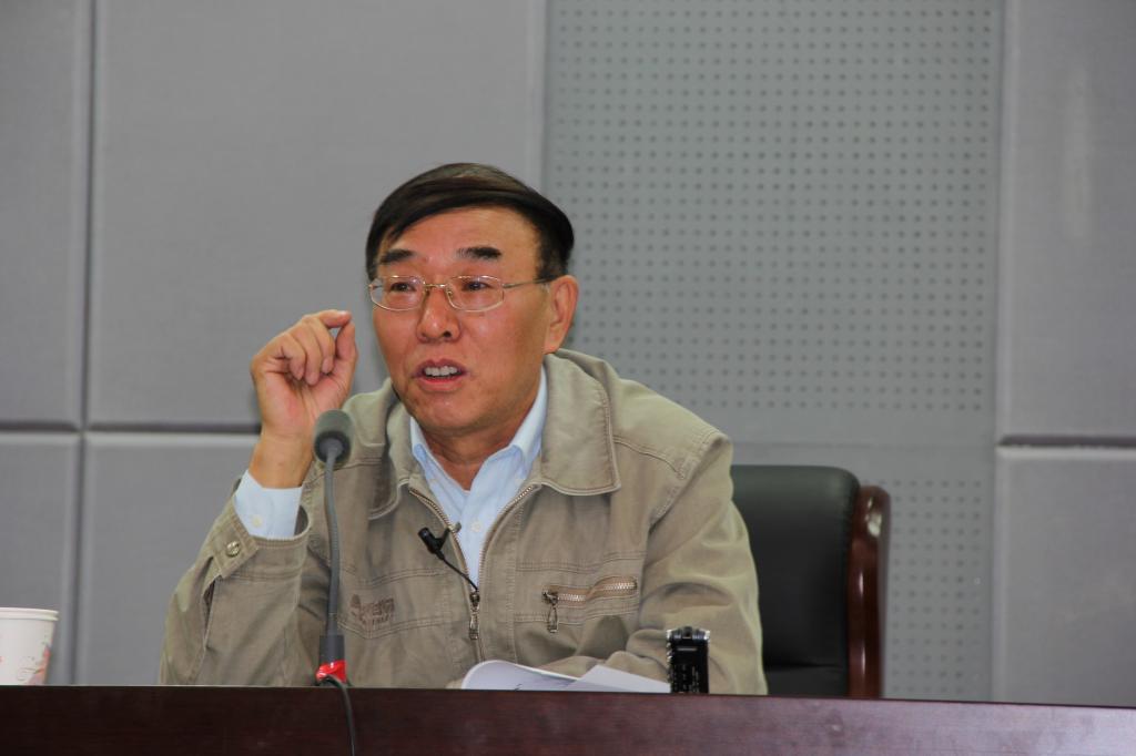 董学文教授作报告